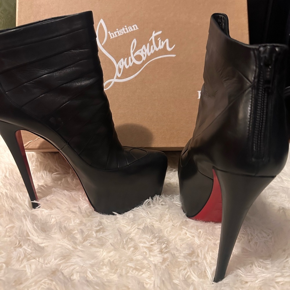 Elegant Black Platform Ankle Boots - Picture 2 of 6